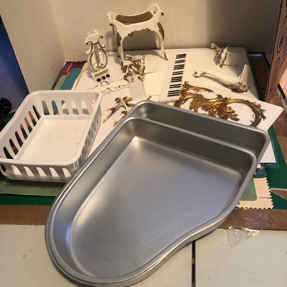 Vintage 1973 Wilton grand piano cake kit with two aluminum pans and candlesticks - Picture 12 of 12